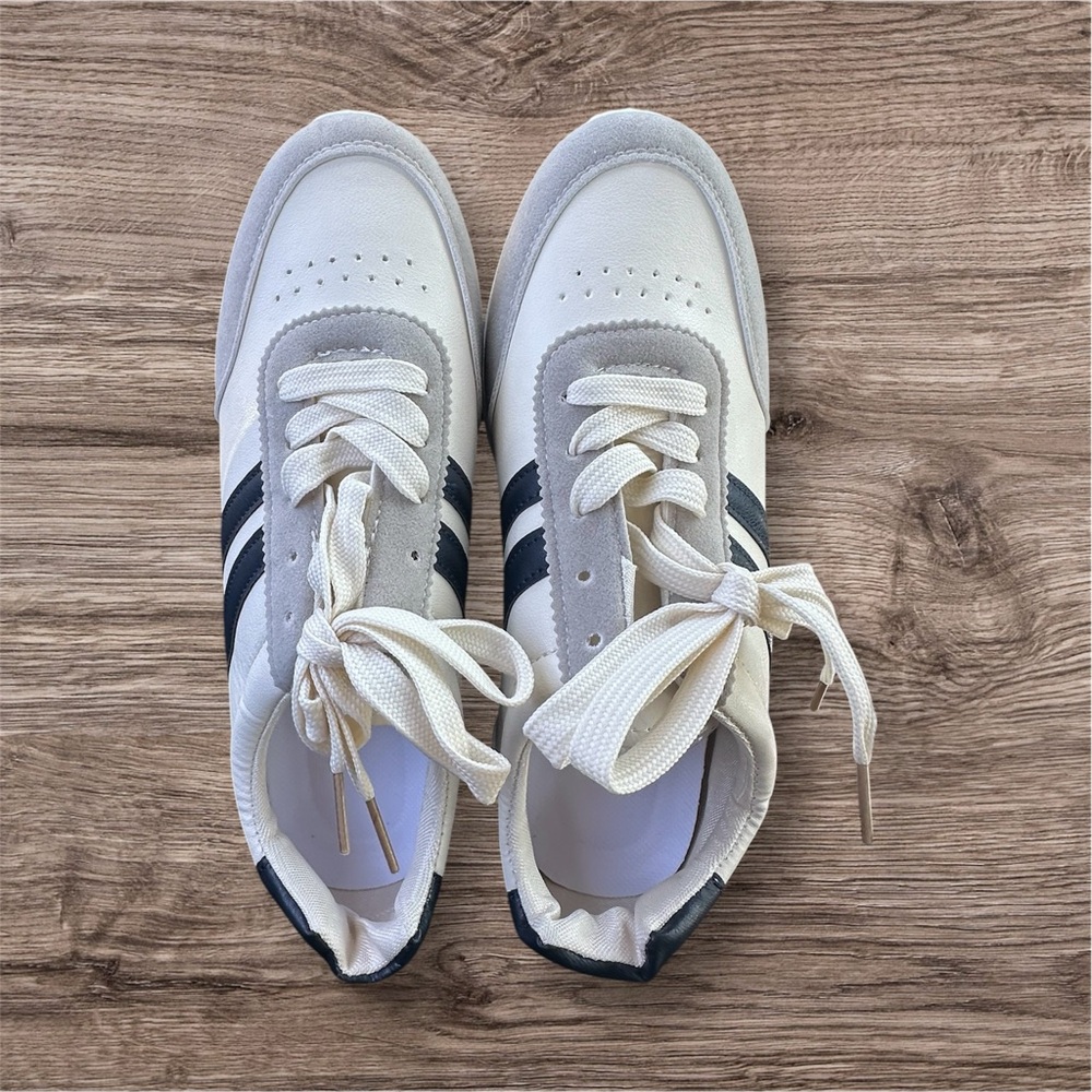 It is Well Boutique Lightweight Fashion Sneakers; size 40 (US 8) - Picture 3 of 7